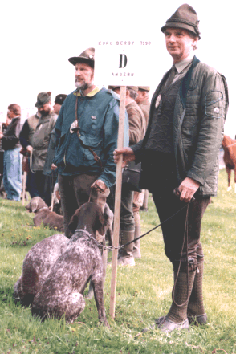 von links nach rechts: Michael Hammerer mit Illie vom Otterbach, Hubertus Hgemann mit Una von der Hansaburg (spter beide Kurzhaarsieger)