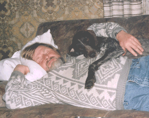 Zchter Michael Hammerer mit KS Iliie vom Otterbach nach anstrengender Jagd