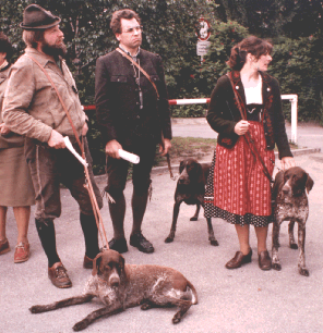 Michael Hammerer mit KS Bessie vom Otterbach, J.P. mit Addie vom Otterbach und Christine Hammerer mit Birke vom Doosbuck