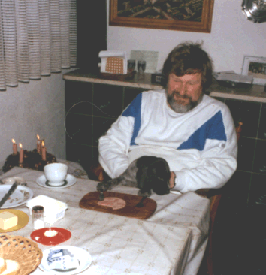 Zchter mit Welpe beim gemeinsamen Frhstck